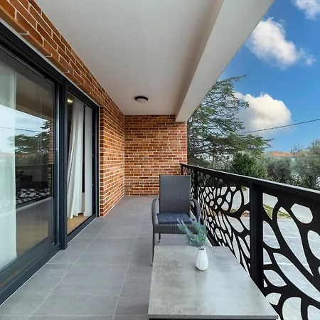 Marianne , Parking Free , 2 Bedroom & 2 Bathroom , Modern & Cozy Apartment *