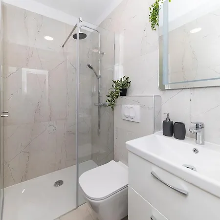 Apartment Marianne , Parking Free , 2 Bedroom & 2 Bathroom , Modern & Cozy *