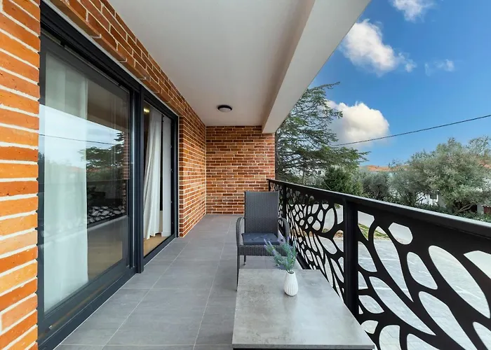 Marianne , Parking Free , 2 Bedroom & 2 Bathroom , Modern & Cozy Apartment *