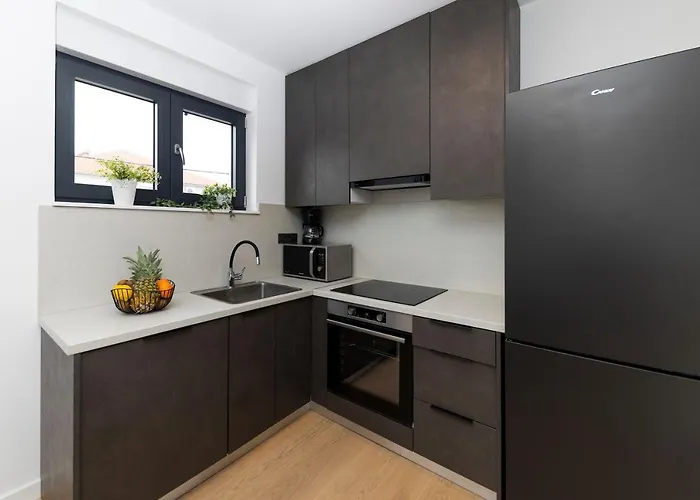 Marianne , Parking Free , 2 Bedroom & 2 Bathroom , Modern & Cozy *