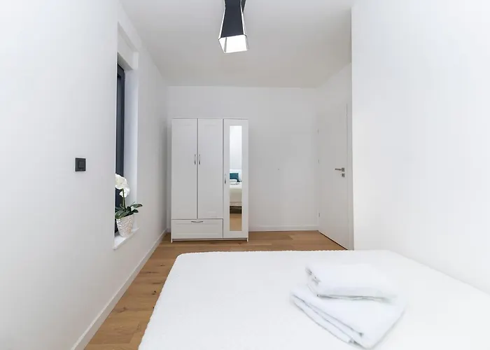 Marianne , Parking Free , 2 Bedroom & 2 Bathroom , Modern & Cozy *