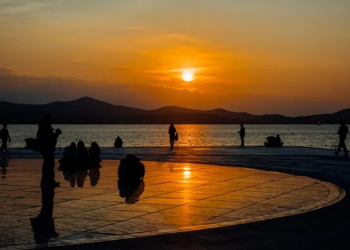 Marianne , Parking Free , 2 Bedroom & 2 Bathroom , Modern & Cozy *