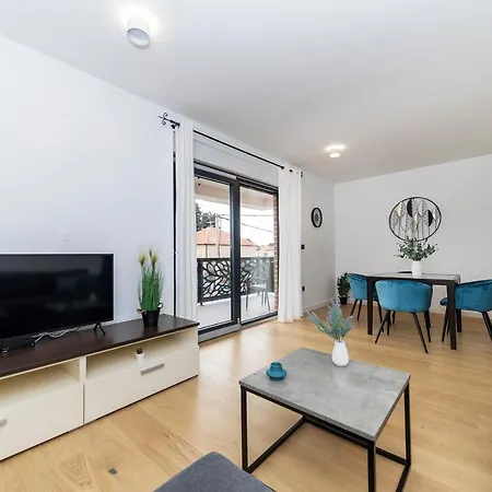 Marianne , Parking Free , 2 Bedroom & 2 Bathroom , Modern & Cozy Lägenhet