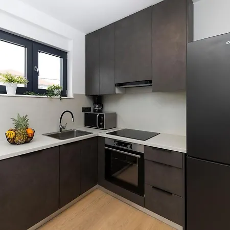 Marianne , Parking Free , 2 Bedroom & 2 Bathroom , Modern & Cozy *