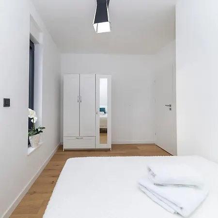 Marianne , Parking Free , 2 Bedroom & 2 Bathroom , Modern & Cozy *