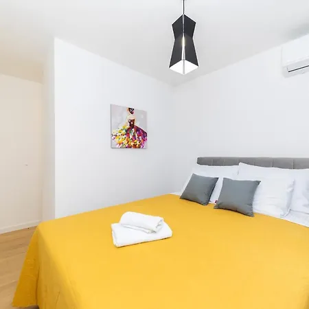 Апартаменты Marianne , Parking Free , 2 Bedroom & 2 Bathroom , Modern & Cozy *