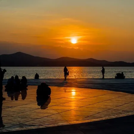 Marianne , Parking Free , 2 Bedroom & 2 Bathroom , Modern & Cozy *